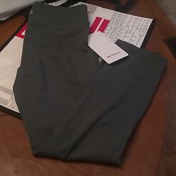 SOLD  Lululemon Invigorate HR Crop 23", Sz 6, SKSR - Picture 5 of 8